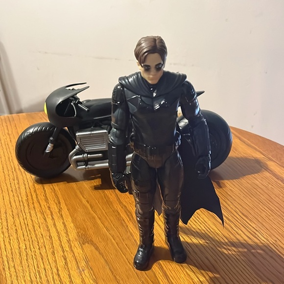 Batman Motorcycle and Action Figures - Picture 3 of 6